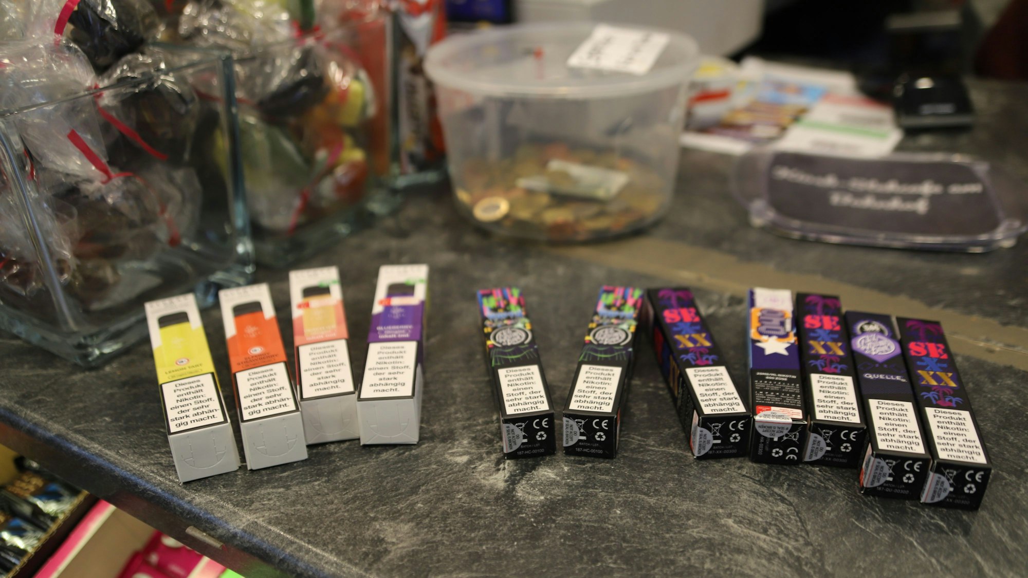 HHC-Verpackungen liegen auf einer Kiosktheke.