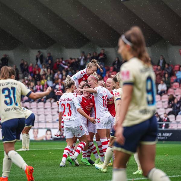 Die FC-Frauen feiern das erste Tor im Spiel gegen die TSG Hoffenheim