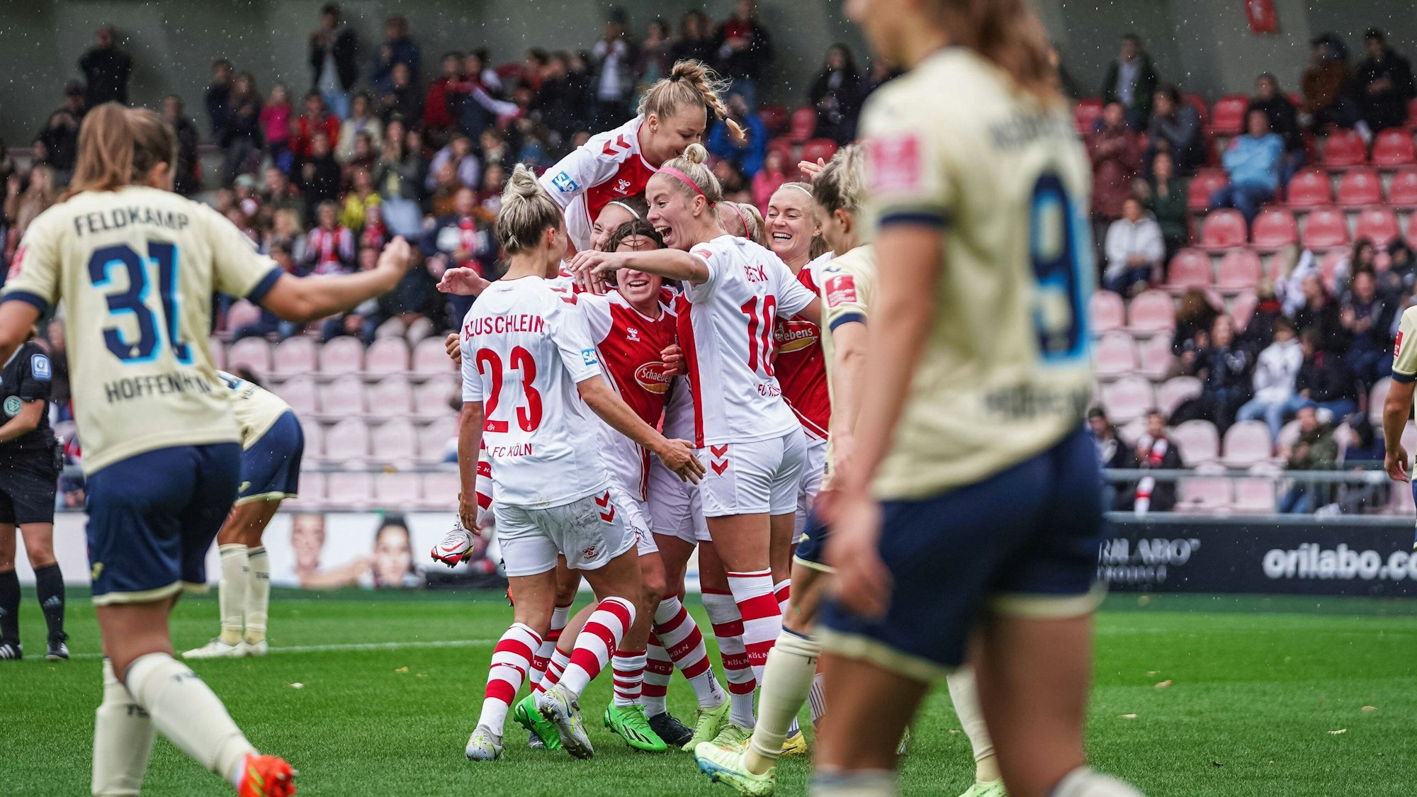Die FC-Frauen feiern das erste Tor im Spiel gegen die TSG Hoffenheim