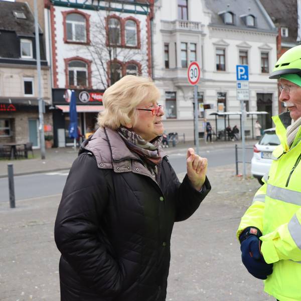 Das Foto zeigt Helga Doersling und Karl Heinz Rosée aus Erftstadt-Lechenich. Sie diskutieren über die geänderte Verkehrsführung im Ortskern.