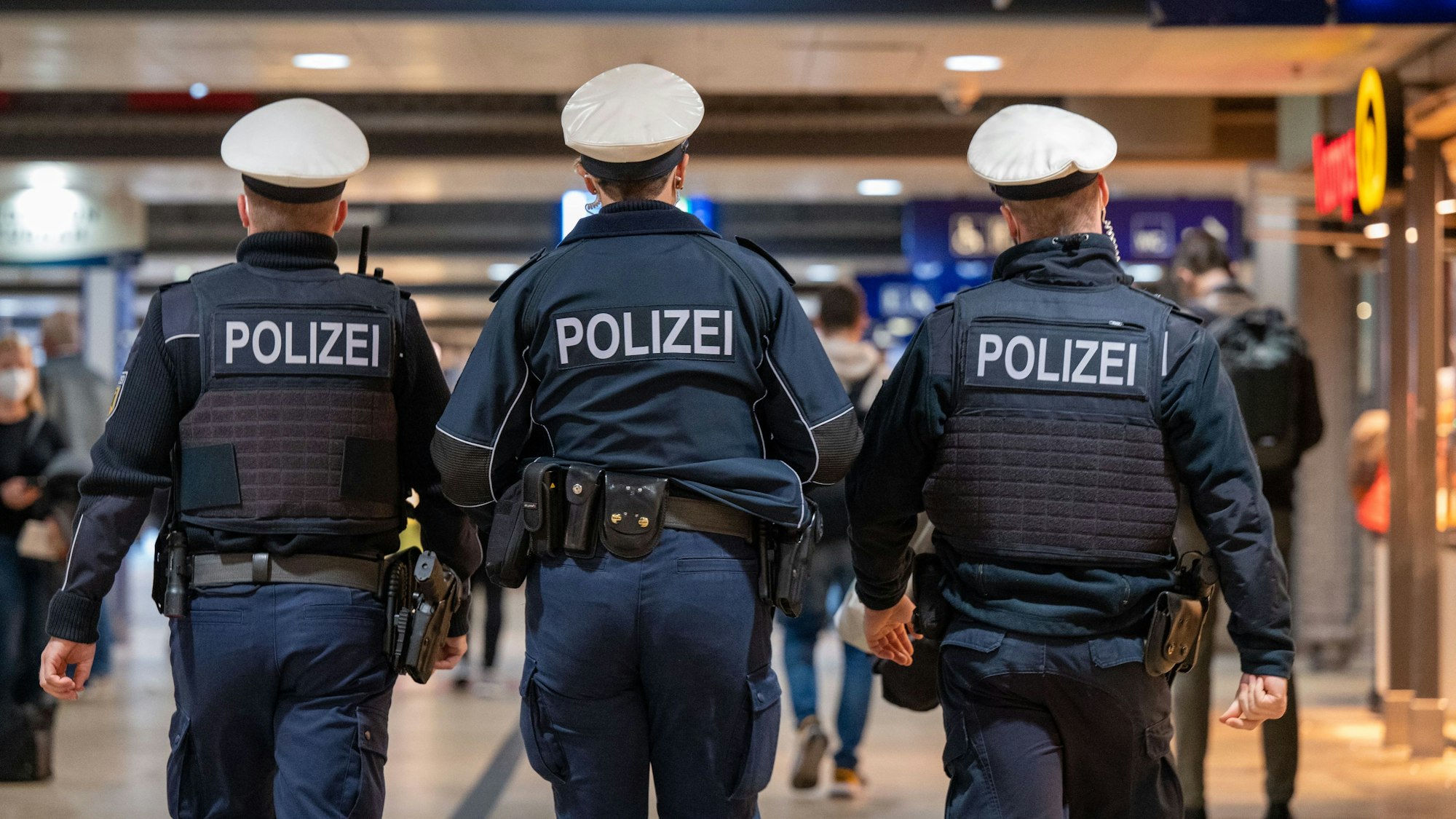 Polizeibeamte patroullieren im Haupbahnhof.