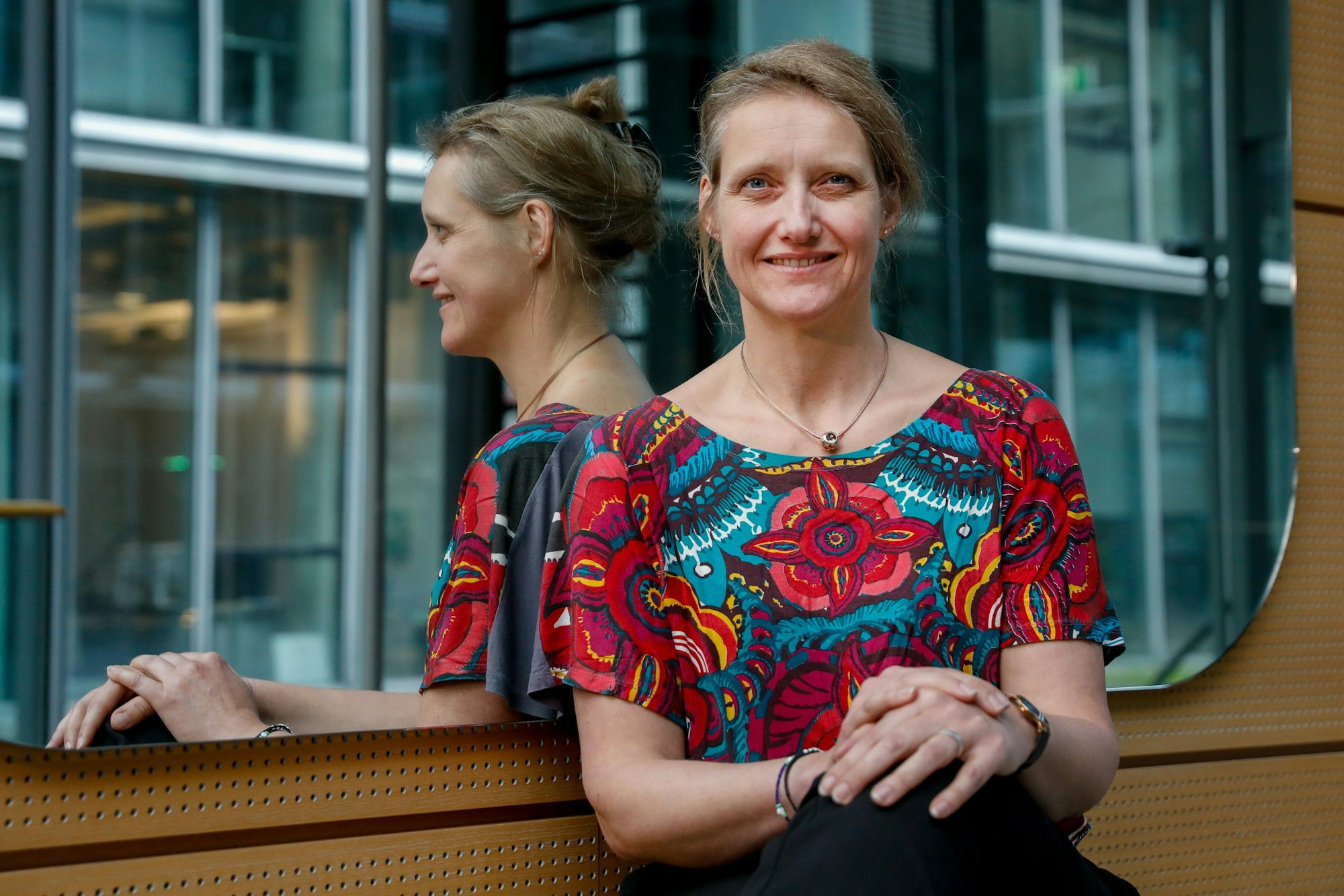 Elke Franke vor einem Spiegel