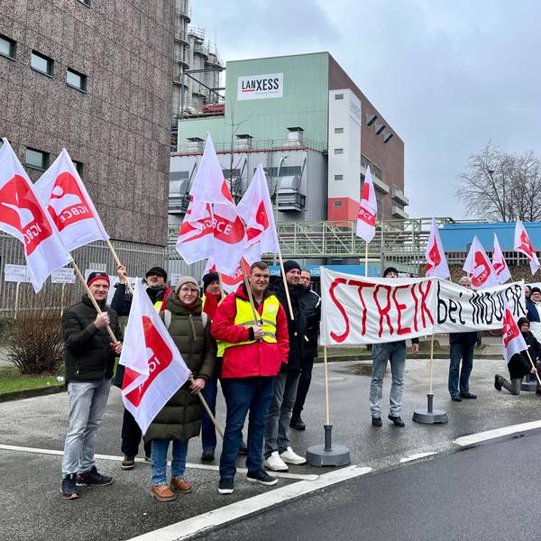 Vor Tor 4 des Chempark Leverkusen haben sich Warnstreikende von Indulor versammelt.