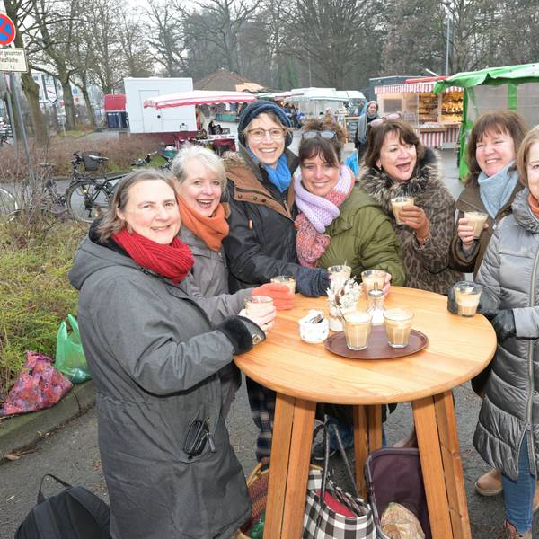 Sieben Frauen stehen mit Kaffee um einen Stehtisch auf dem Markt in Bergisch Gladbach-Refrath.