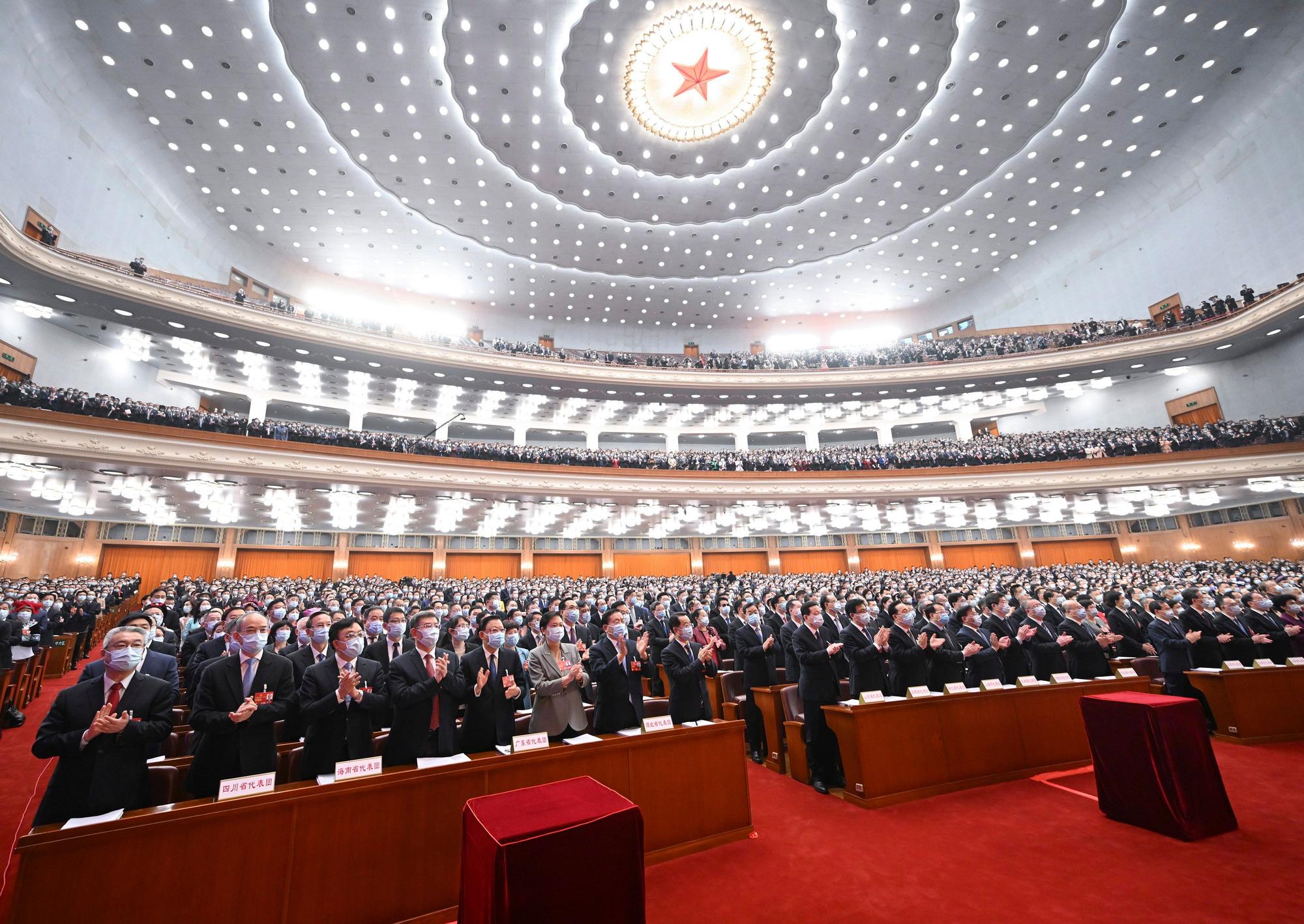Das von der chinesischen Nachrichtenagentur Xinhua veröffentlichte Bild zeigt die zweite Plenarsitzung der ersten Tagung des 14. Nationalen Volkskongresses (NVK) in der Großen Halle des Volkes in Peking.