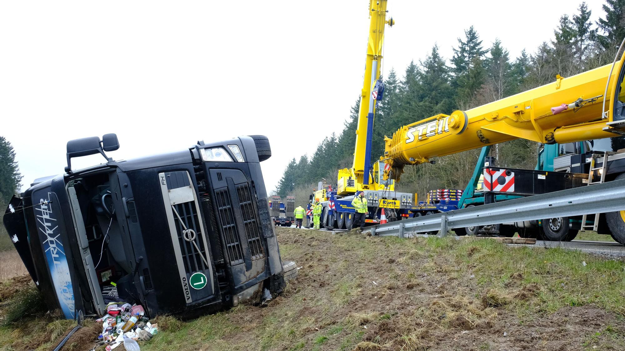 Ein Bauunternehmen bereitet sich darauf vor, einen umgekippten LKW aufzurichten.