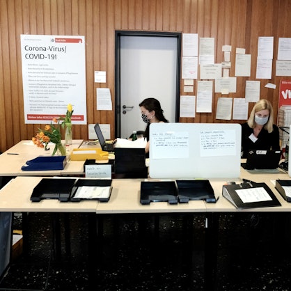 Das Bild zeigt drei Mitarbeiter im Kölner Gesundheitsamt im Jahr 2020.