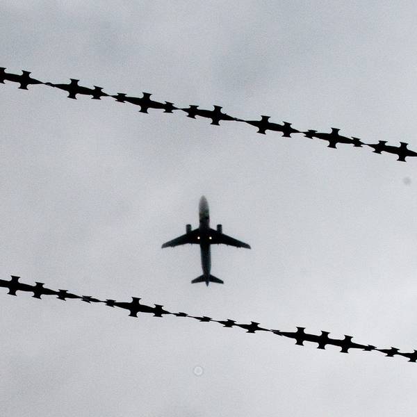 Ein Flugzeug ist hinter Stacheldraht zu sehen.