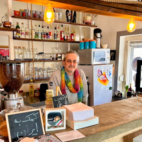 Ein Mann spielt auf einem gitarren-ähnlichen Instrument, der persischen Tar.