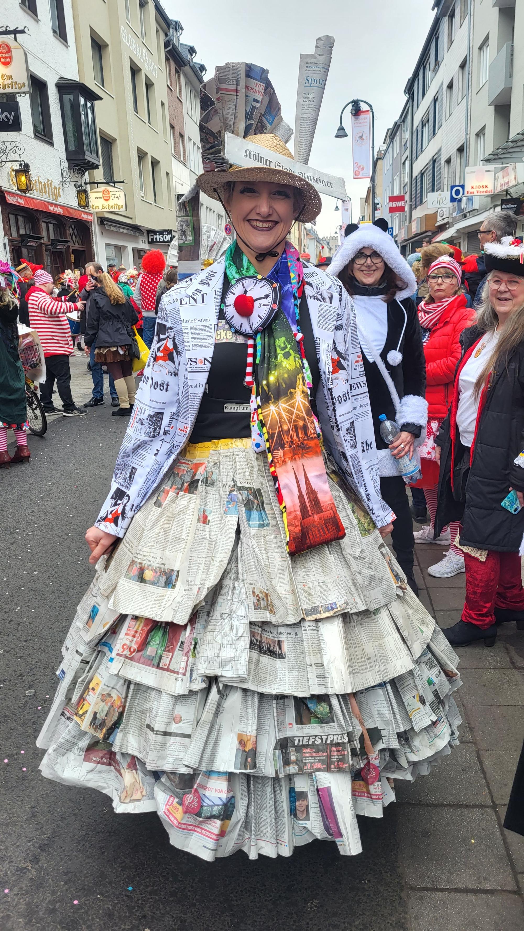 Elke Franke im Kostüm mit Zeitungsseiten-Rock