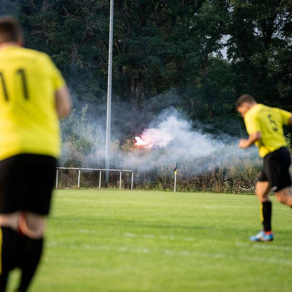 Hey, super Stimmung! Im Kreisliga-Fußball geht es, wie auf diesem Symbolfoto zu sehen ist, Woche für Woche rund.