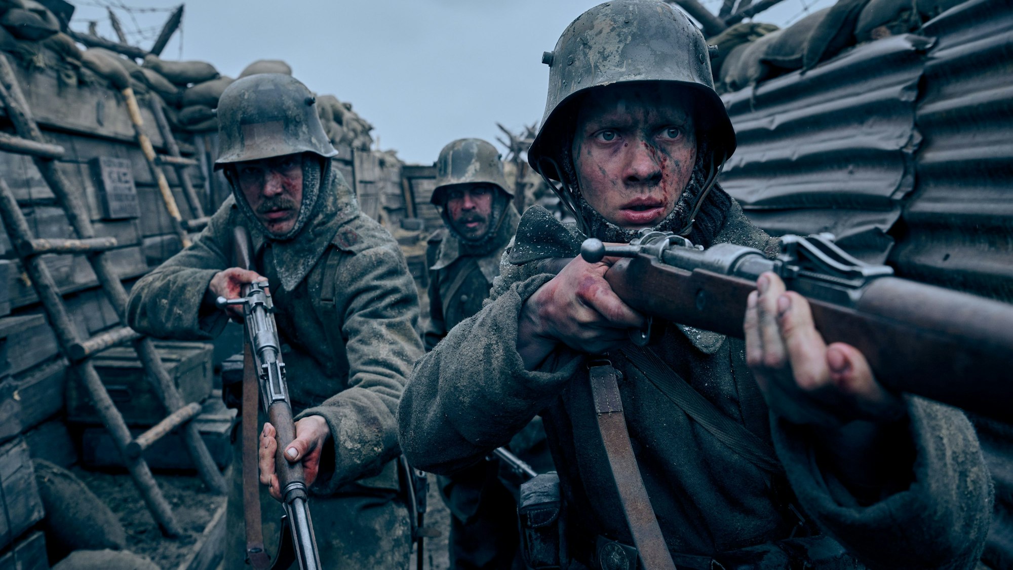 Felix Kammerer (r) als Paul Bäumer, Albrecht Schuch (l) als Stanislaus Katczinsky und Edin Hasanovic als Tjaden Stackfleet in einer Szene des Films „Im Westen nichts Neues“.