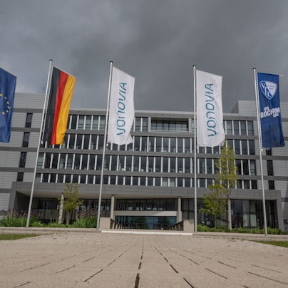 Fahnen wehen vor der Konzernzentrale des Immobilienkonzerns Vonovia in Bochum