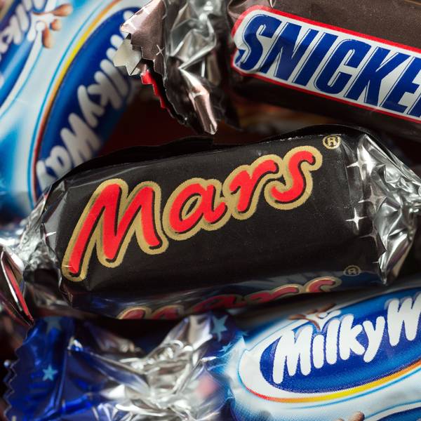 Verschiedene Mars-Schokoriegel liegen auf einem Tisch. Die Supermarkt-Kette Edeka will die Produkte des US-Herstellers aus seinem Sortiment streichen.