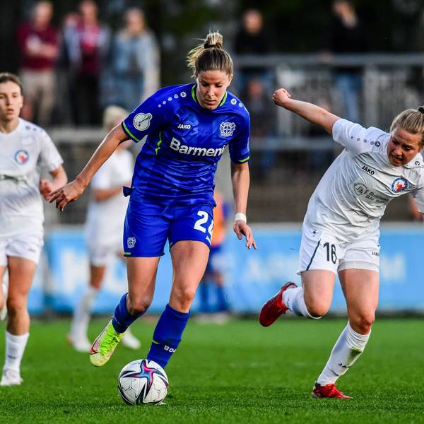 Bayer 04 Leverkusens Abwehrspielerin Lilla Turányi (am Ball)