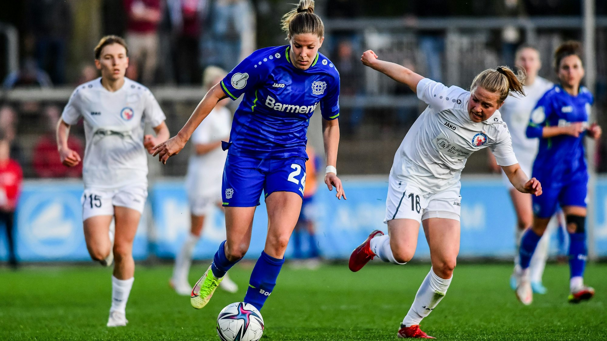 Bayer 04 Leverkusens Abwehrspielerin Lilla Turányi (am Ball)