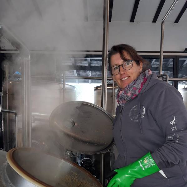 Julia Trunz steht in der Brauerei des Alten Bahnhofs in Frechen an einem dampfenden Kesse.