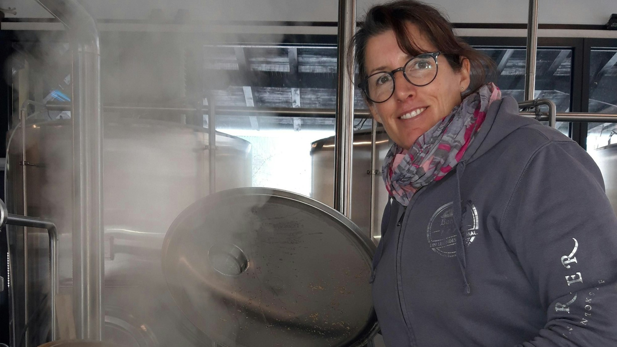 Julia Trunz steht in der Brauerei des Alten Bahnhofs in Frechen an einem dampfenden Kesse.