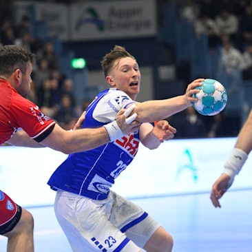 Eine Spielsituation zwischen zwei Handballern.