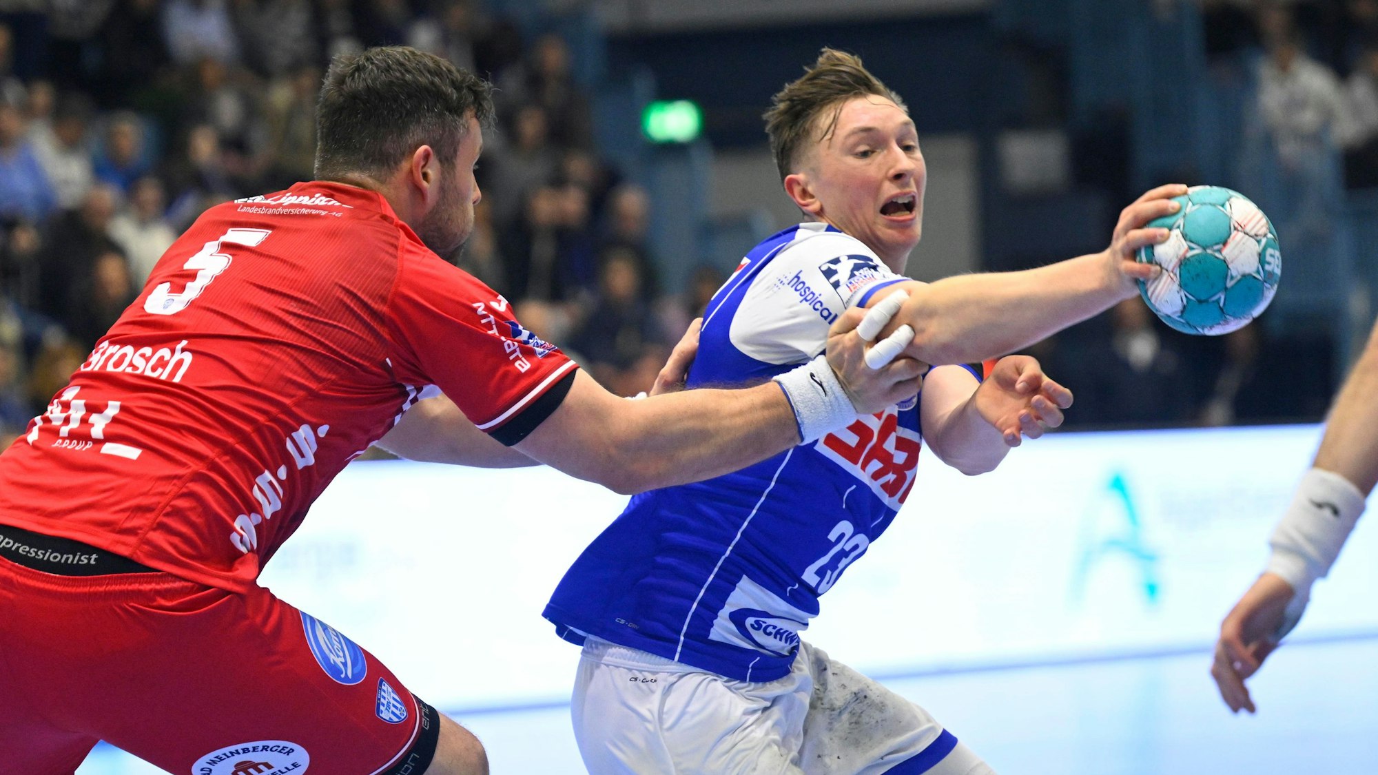 Eine Spielsituation zwischen zwei Handballern.