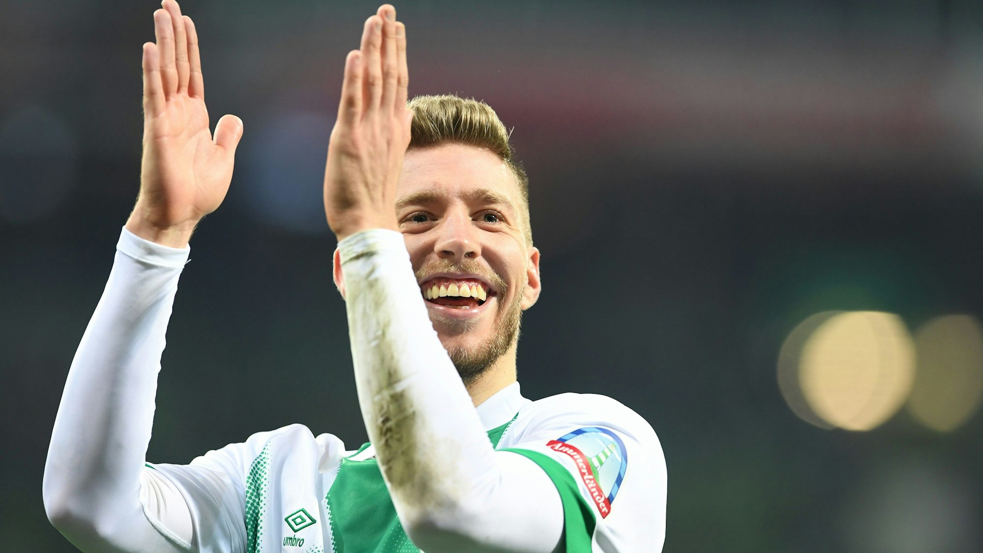 Mitchell Weiser im Trikot von Werder Bremen.