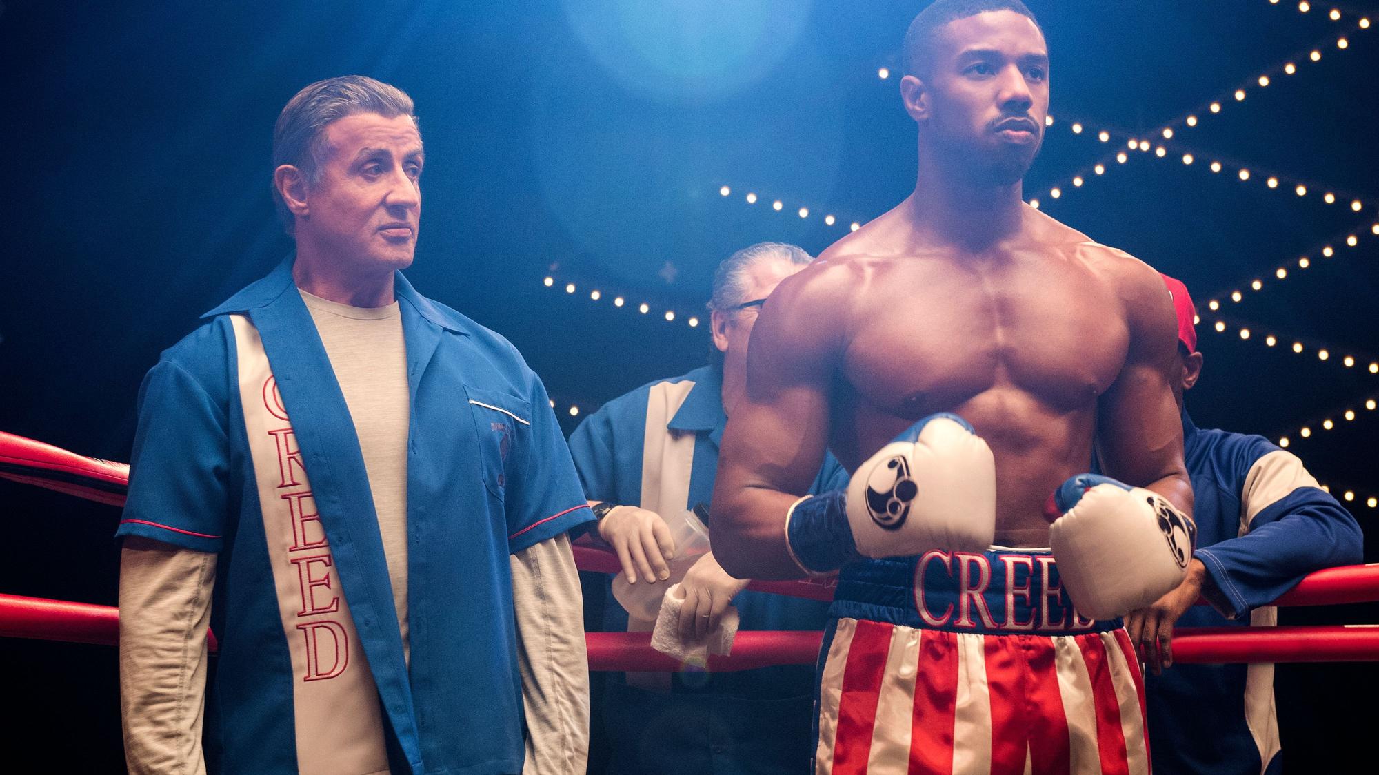Sylvester Stallone (l) als Rocky Balboa und Michael B. Jordan als Adonis Creed in „Creed I“I.