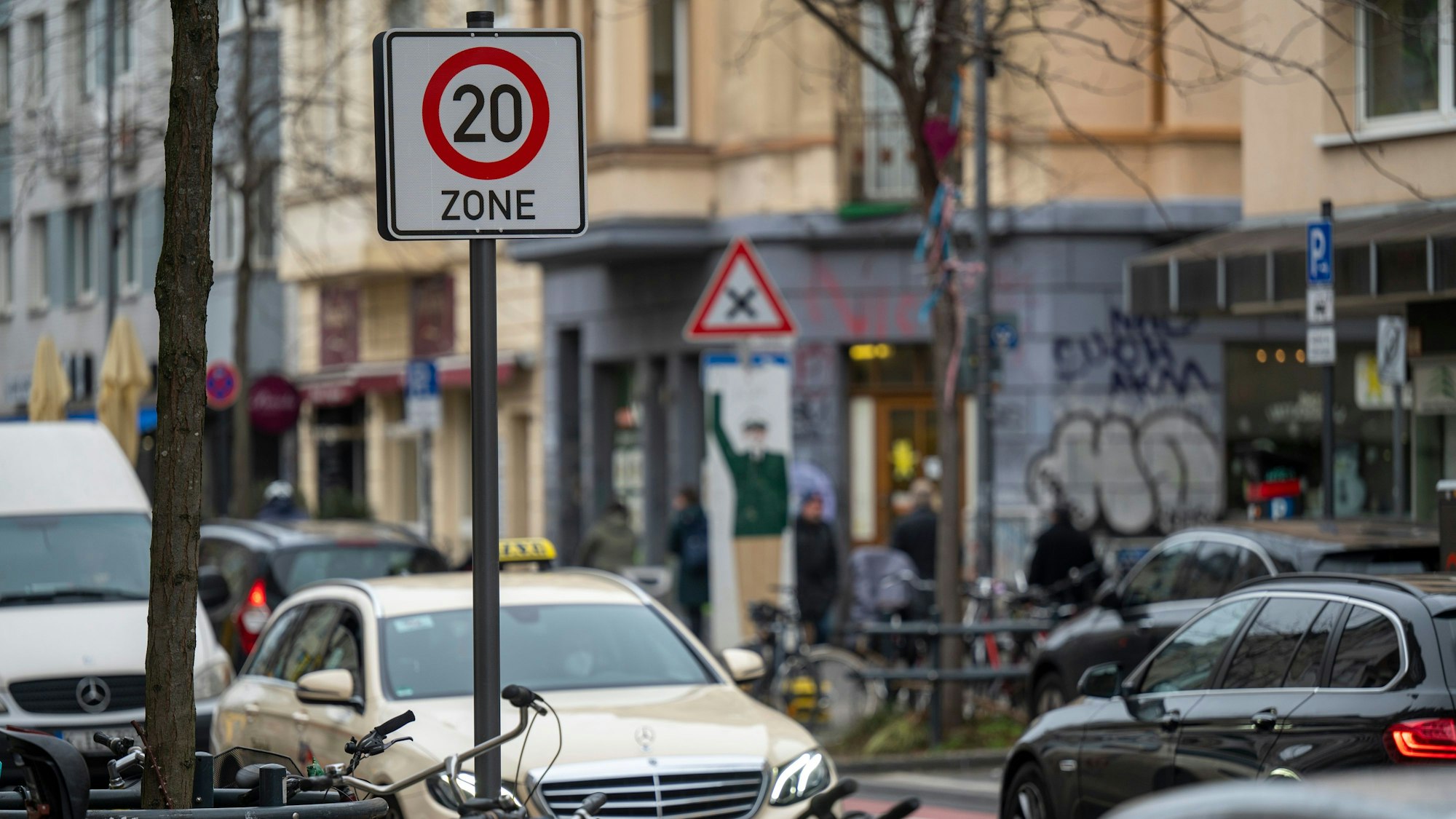 10.01.2023, Köln: In der Venloer Straße stehen Tempo 20 Schilder. In diesem Verkehrsversuch soll der Straßenverkehr beruhigt werden. Foto: Uwe Weiser