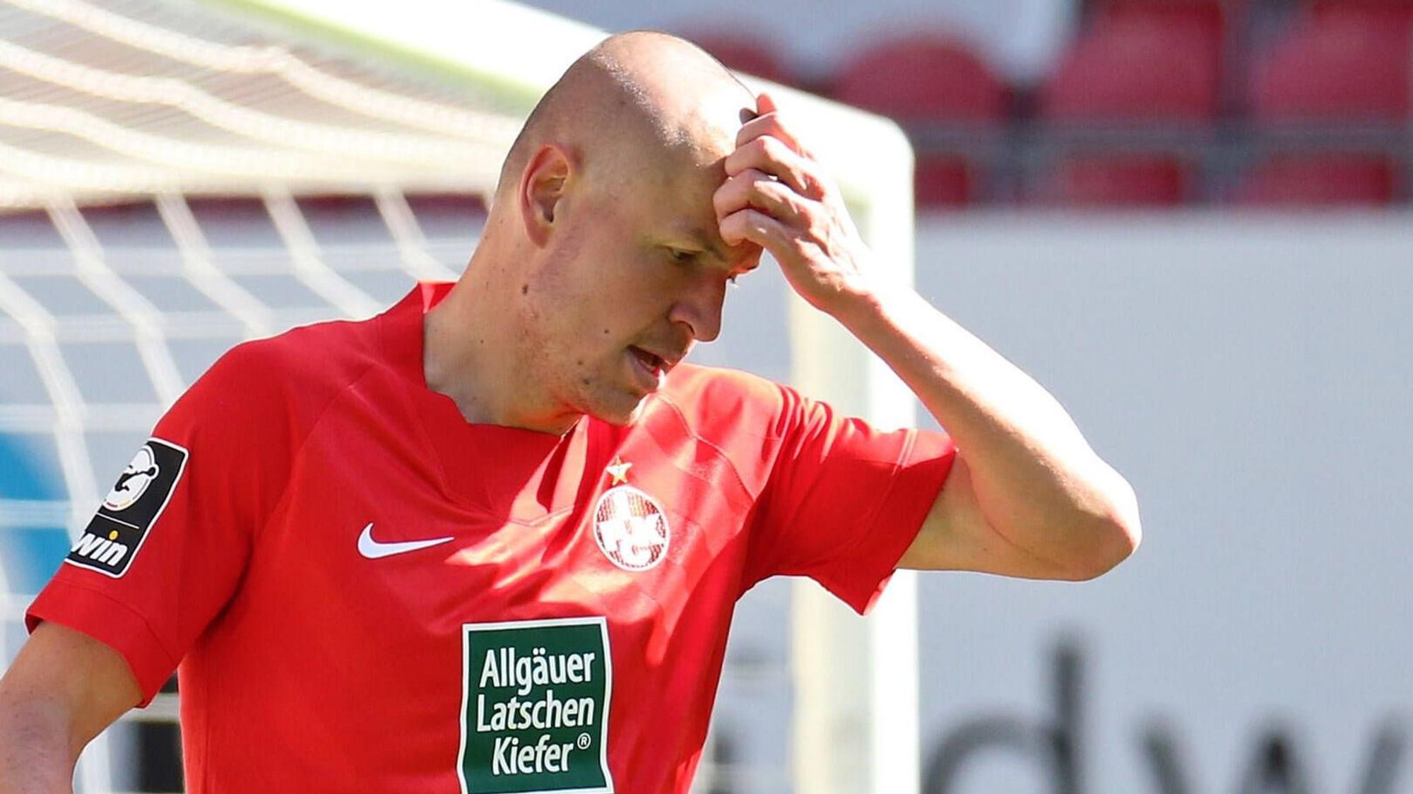 Adam Hlousek steht als Spieler beim 1. FC Kaiserslautern auf dem Spielfeld.