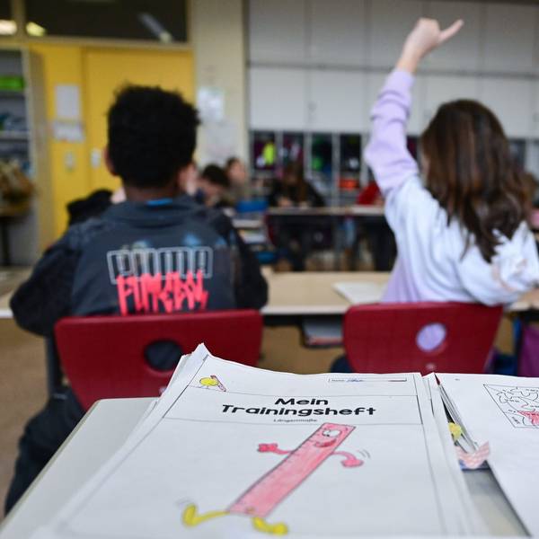 Kinder in einer Grundschulklasse