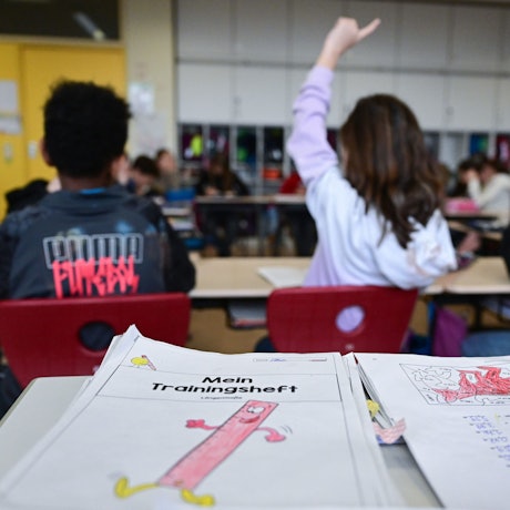 Kinder in einer Grundschulklasse