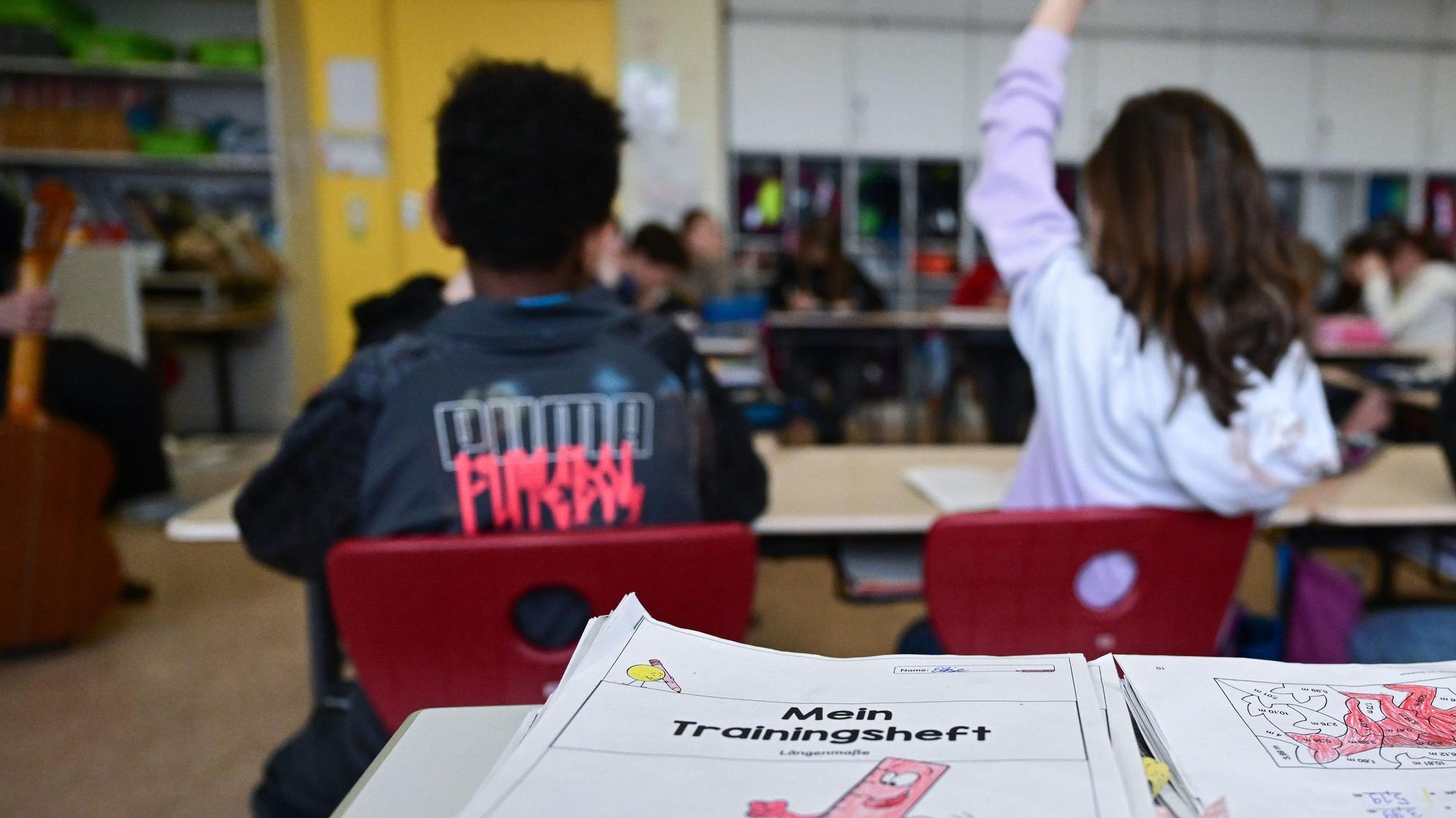 Kinder in einer Grundschulklasse