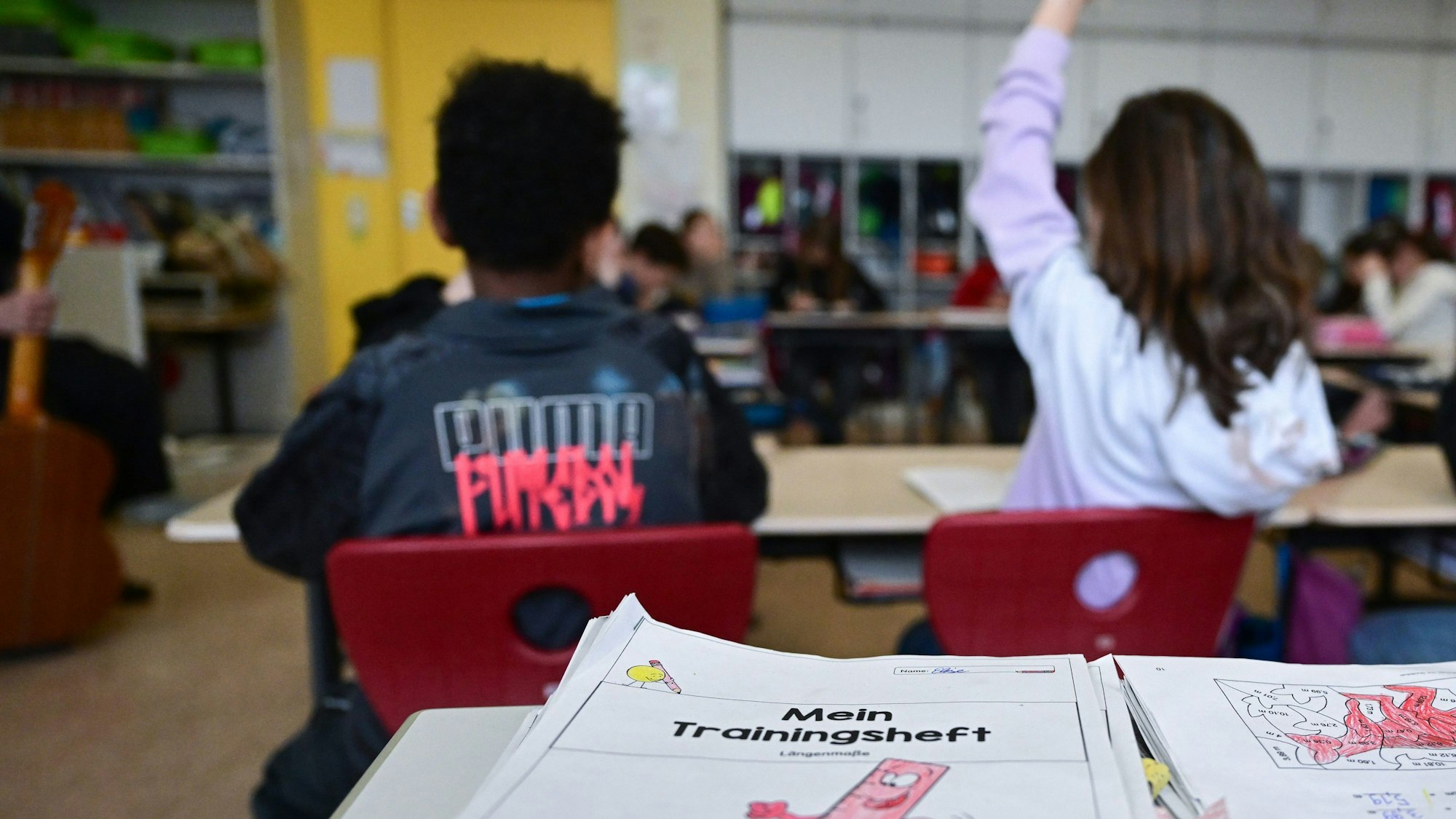 Kinder in einer Grundschulklasse