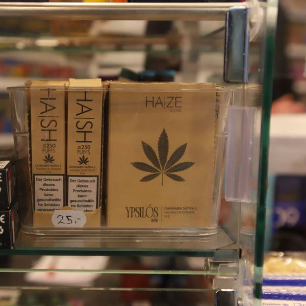 HHC-Packungen stehen in einem Kiosk.