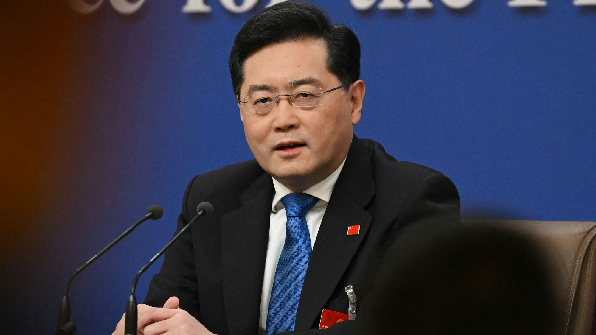 Chinas Außenminister Qin Gang bei seiner Rede anlässlich der Jahrestagung des Volkskongresses.