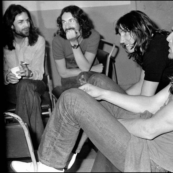 Die Band Pink Floyd im Jahr 1973: Richard Wright (v.l.), Nick Mason, Roger Waters und David Gilmour sitzen im Halbkreis und diskutieren.