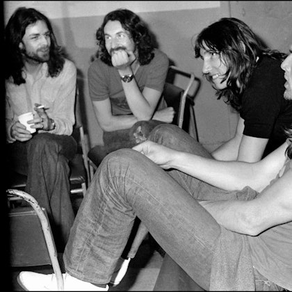 Die Band Pink Floyd im Jahr 1973: Richard Wright (v.l.), Nick Mason, Roger Waters und David Gilmour sitzen im Halbkreis und diskutieren.
