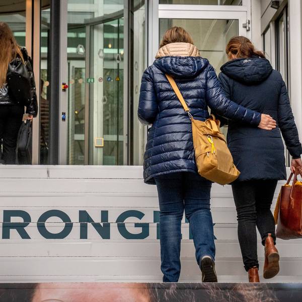Drei Frauen auf dem Weg zur Arbeit bei der Commerzbank in Frankfurt. Zum Equal Pay Day wurde die Treppe verziert, um auf Gehaltsunterschiede aufmerksam zu machen.