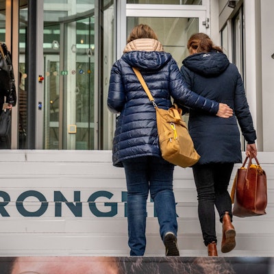 Drei Frauen auf dem Weg zur Arbeit bei der Commerzbank in Frankfurt. Zum Equal Pay Day wurde die Treppe verziert, um auf Gehaltsunterschiede aufmerksam zu machen.