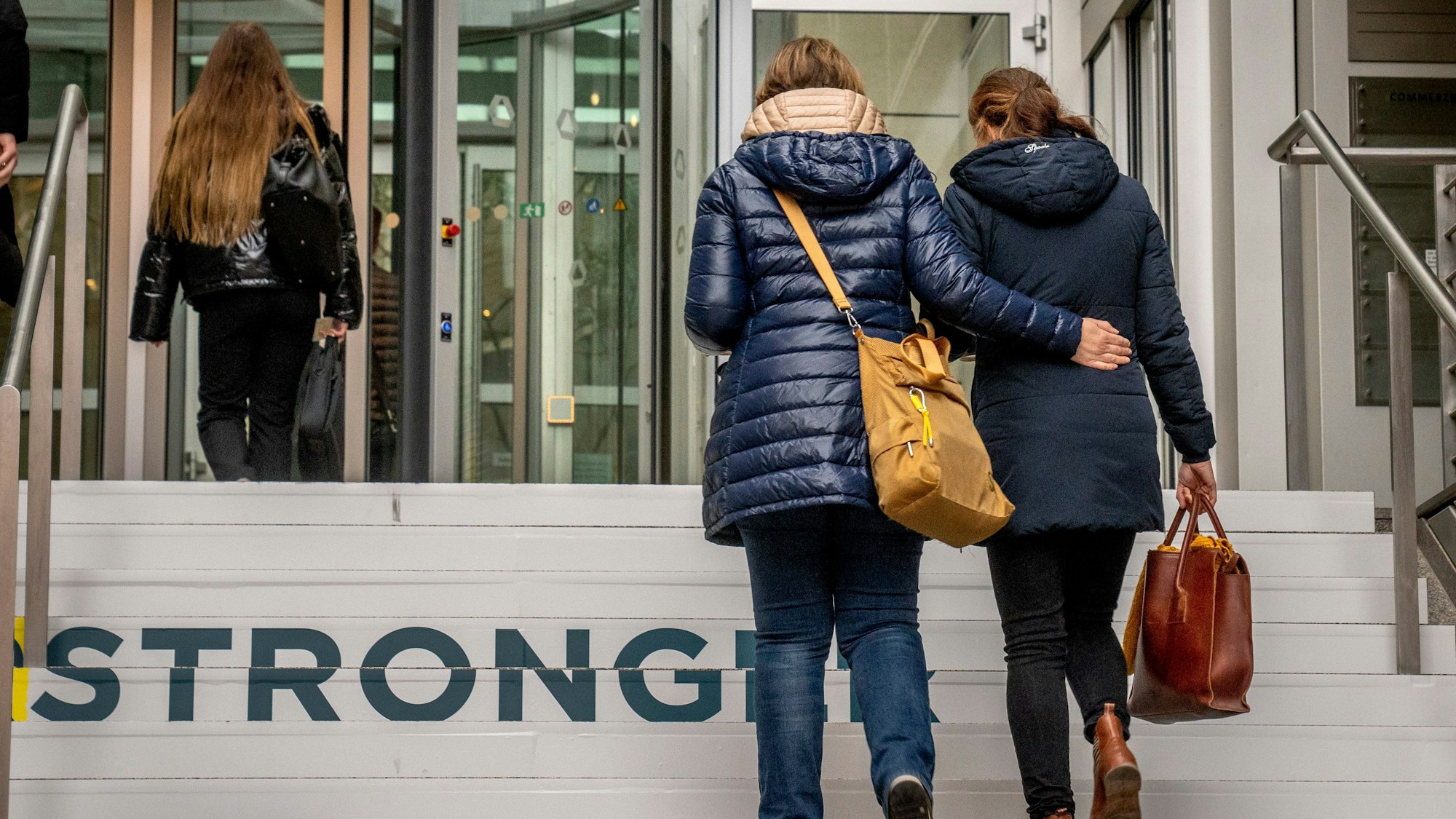 Drei Frauen auf dem Weg zur Arbeit bei der Commerzbank in Frankfurt. Zum Equal Pay Day wurde die Treppe verziert, um auf Gehaltsunterschiede aufmerksam zu machen.