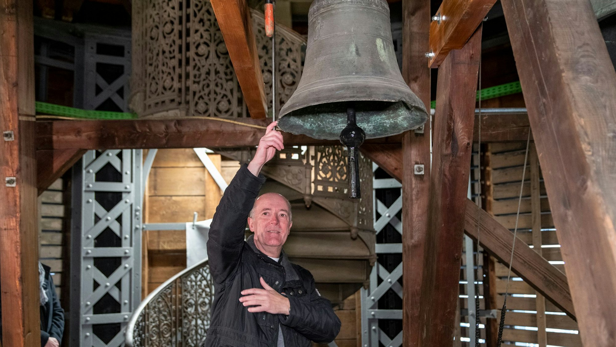Dompropst Guido Assmann beim ersten Anschlag der Klaraglocke im Vierungsturm des Kölner Doms.