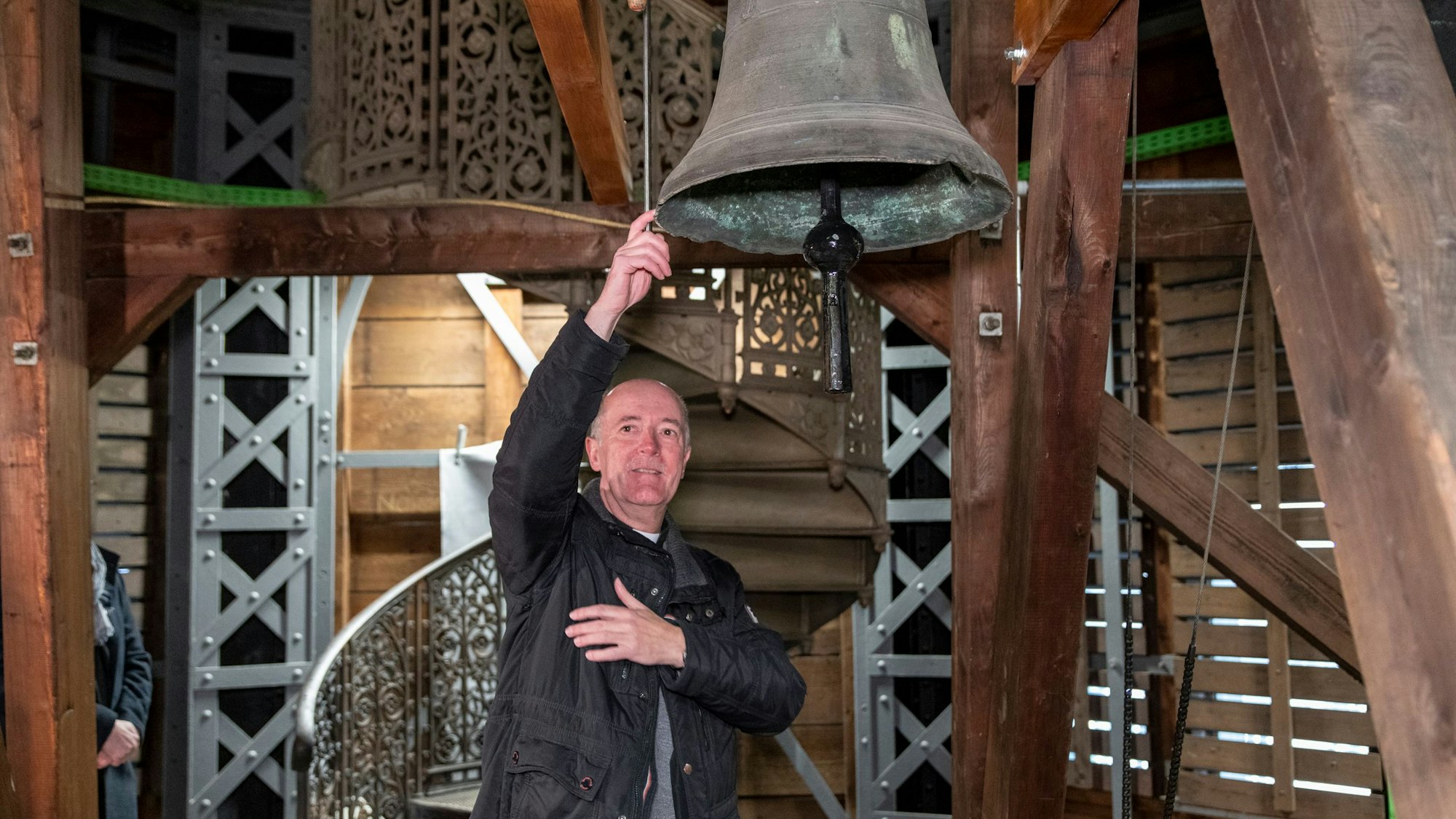 Dompropst Guido Assmann beim ersten Anschlag der Klaraglocke