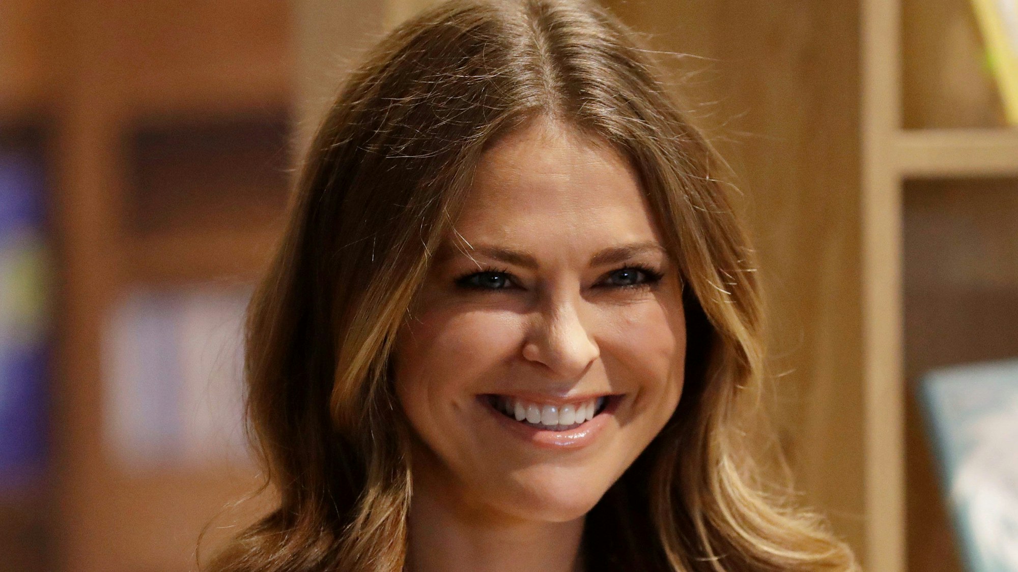 Die schwedische Prinzessin Madeleine lächelt in die Kamera bei der Eröffnung des „Raums für Kinder“.