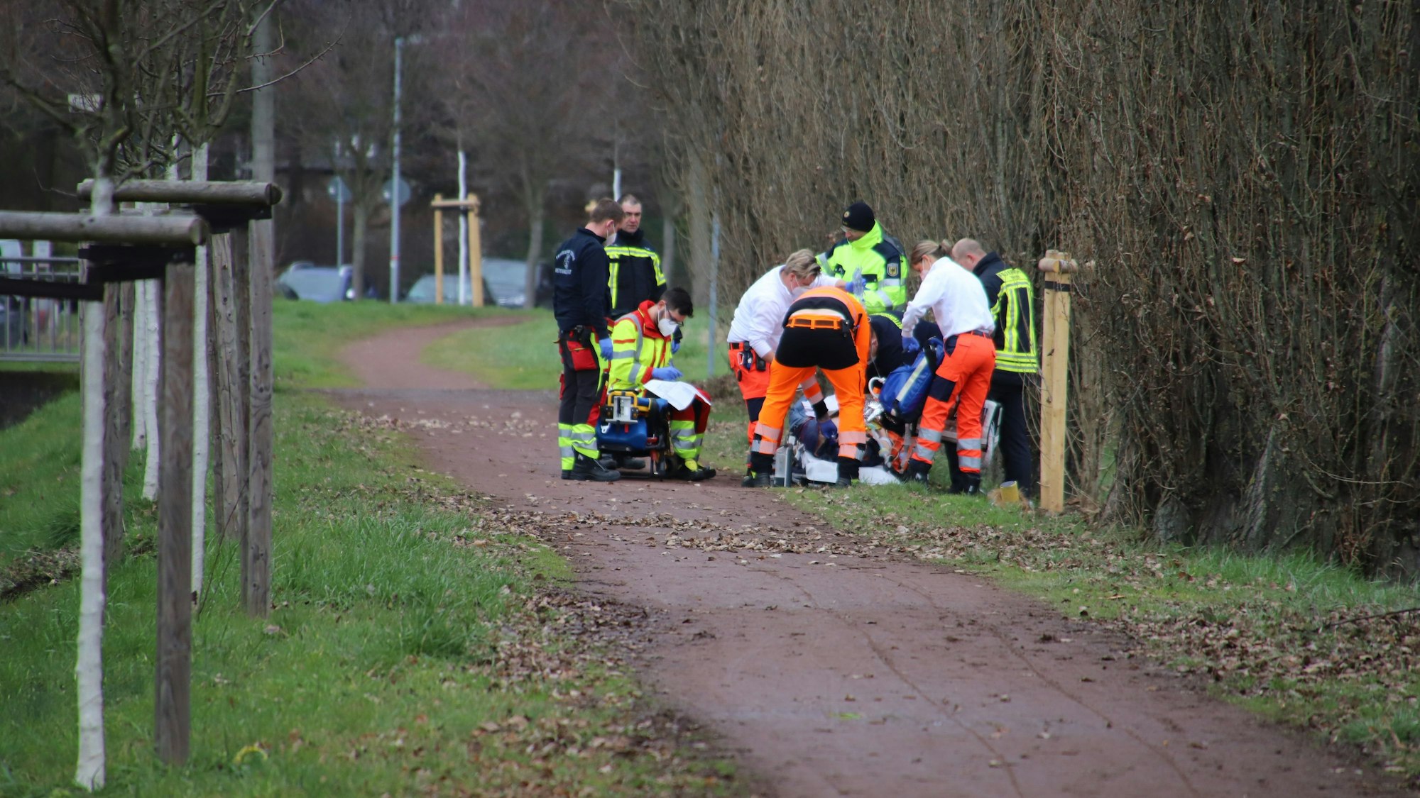 Sanitäter und Rettungskräfte kümmern sich um ein Unfallopfer.