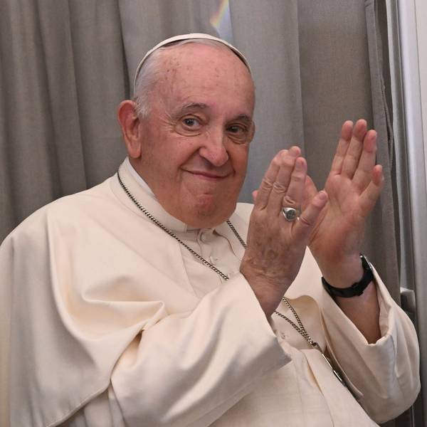 Papst Franziskus klatscht im Februar 2023 während einer Pressekonferenz an Bord eines Flugzeugs, das nach Rom fliegt.