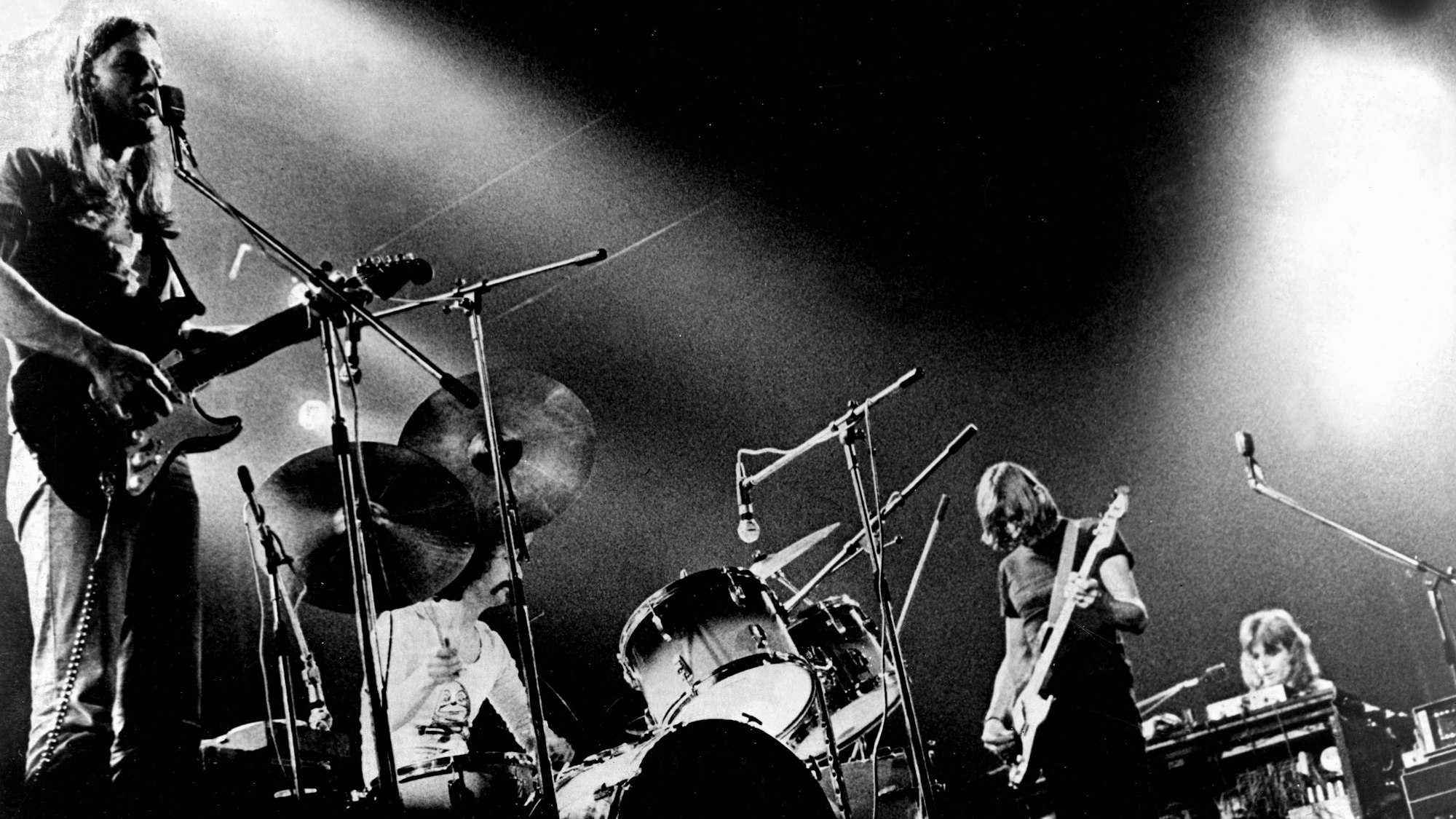 Das Schwarz-Weiß-Bild zeigt die Band Pink Floyd im Konzert in den frühen 1970er Jahren.