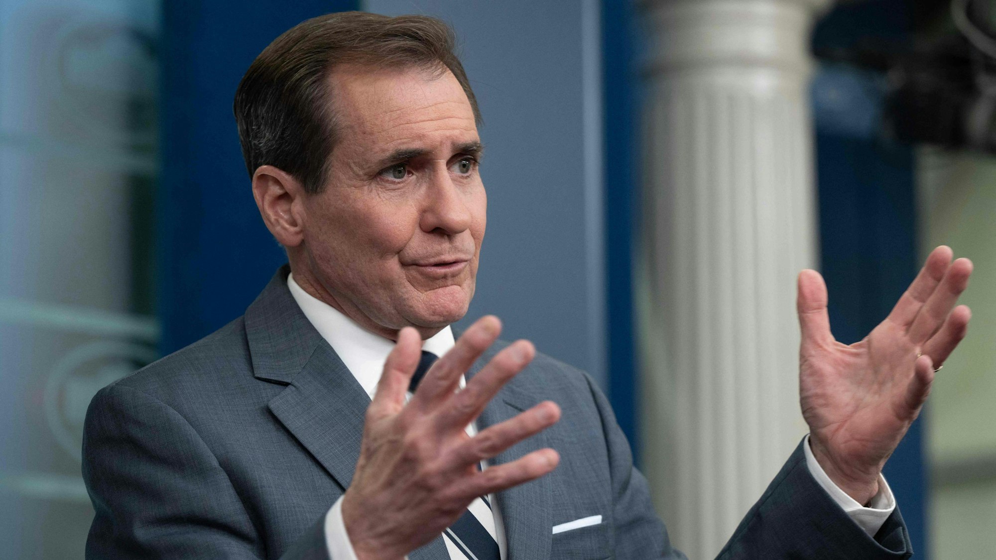 Der Sprecher des Nationalen Sicherheitsrats der USA, John Kirby, gestikuliert mit beiden Händen