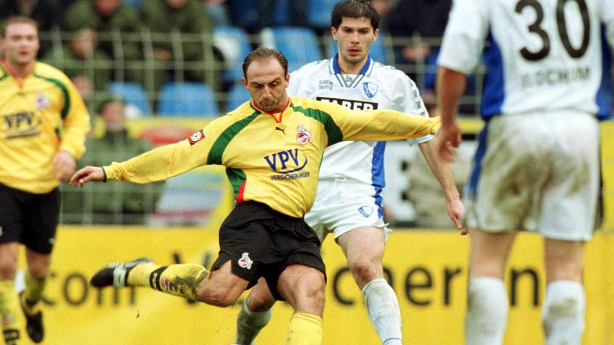 Ein Spieler holt aus zum Torschuss, während zwei Verteidiger nicht mehr eingreifen können.