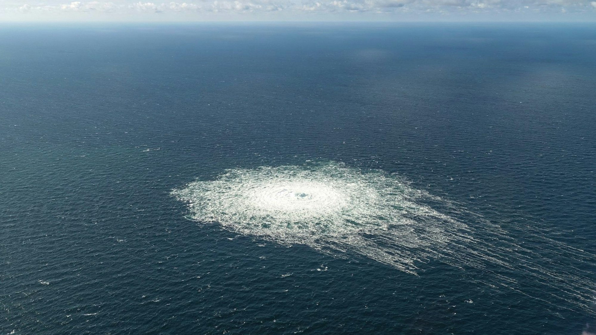 Das Foto zeigt das Gas-Leck an der Pipeline Nord Stream 2 in der Ostsee Ende September 2022.