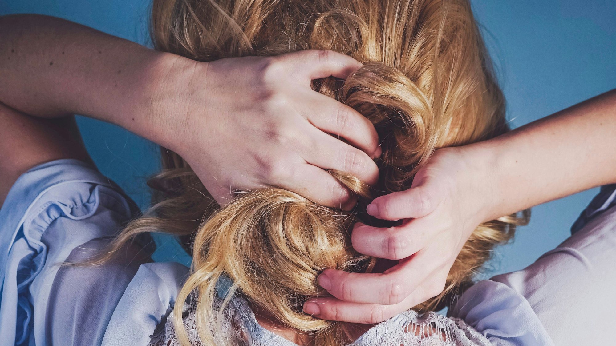 Frau mit langen Haaren
