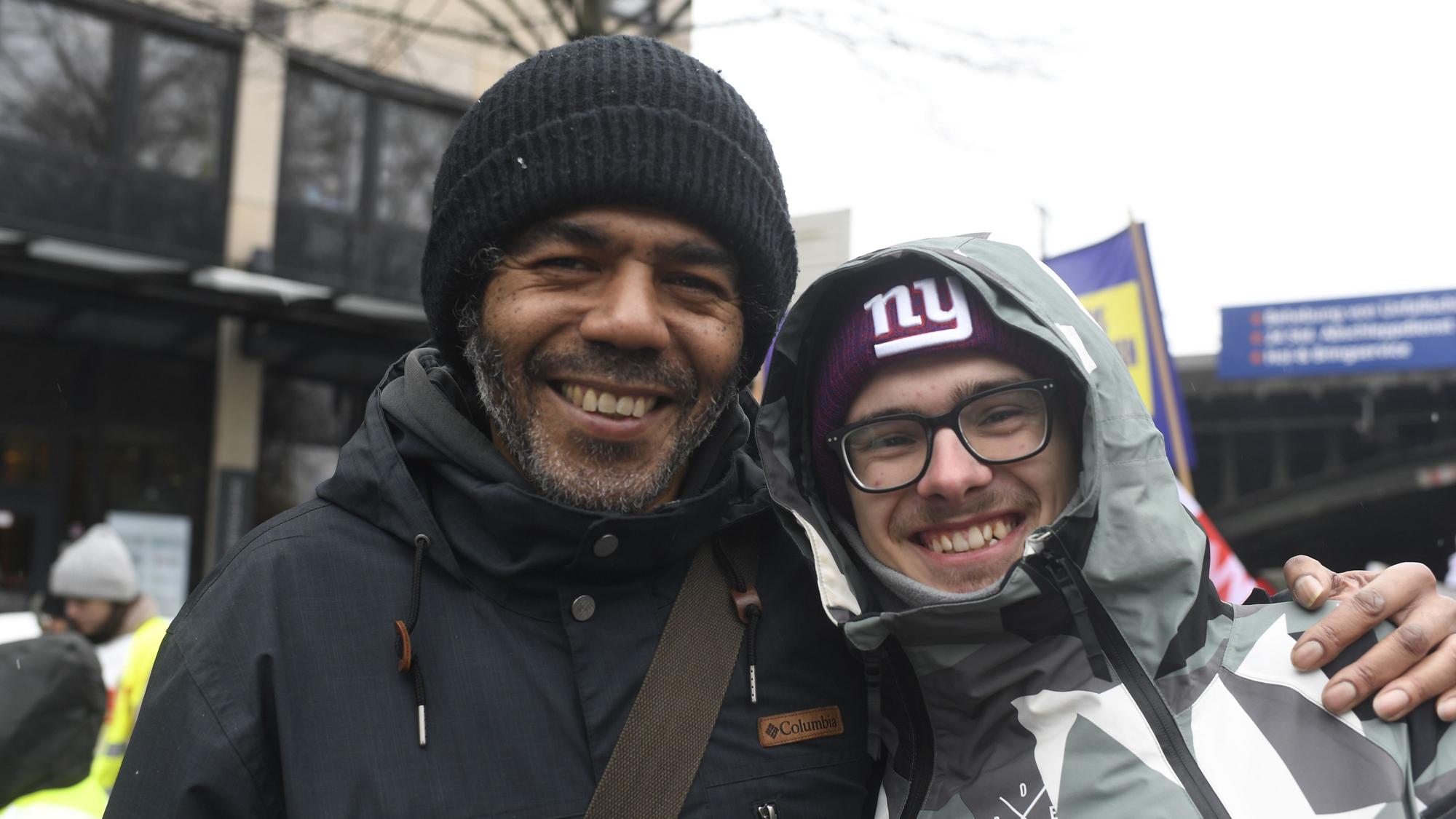 Claude Eudorcait und Yannick Rathgeb arbeiten als Erzieher und nehmen am Warnstreik in Köln teil, um für 10,5 Prozent mehr Lohn zu demonstrieren.